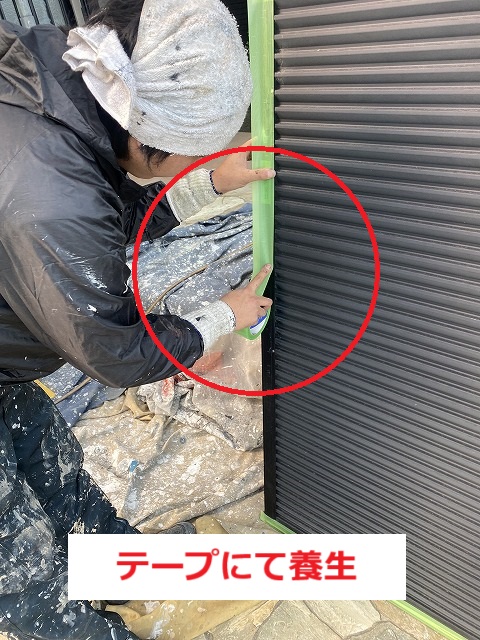 堺市東区福田にて、白っぽくなってしまった雨戸の塗装とタッチアップを回って塗装工程は終了となります。